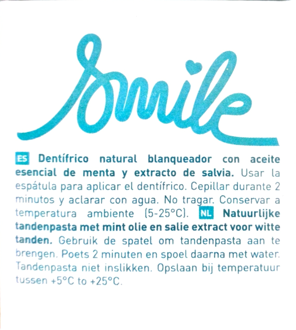 A white rectangular label with blue text and a large stylized 'Smile' logo at the top, showing product information in Spanish and Dutch.